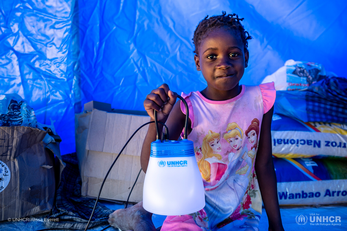 mozanbique-girl-with-solar-lantern