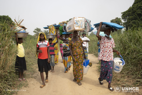 Refugees from the Central Africa Republic have just collected NFIs at a UNHCR distribution center in Yakoma, northern DRC, and are walking back to the homes of the Congolese families hosting them.