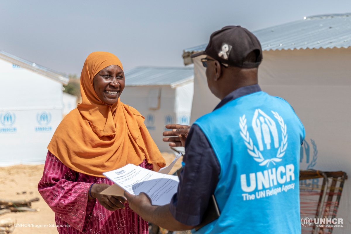 Sudanese refugee Hawida talks to a UNHCR aid worker