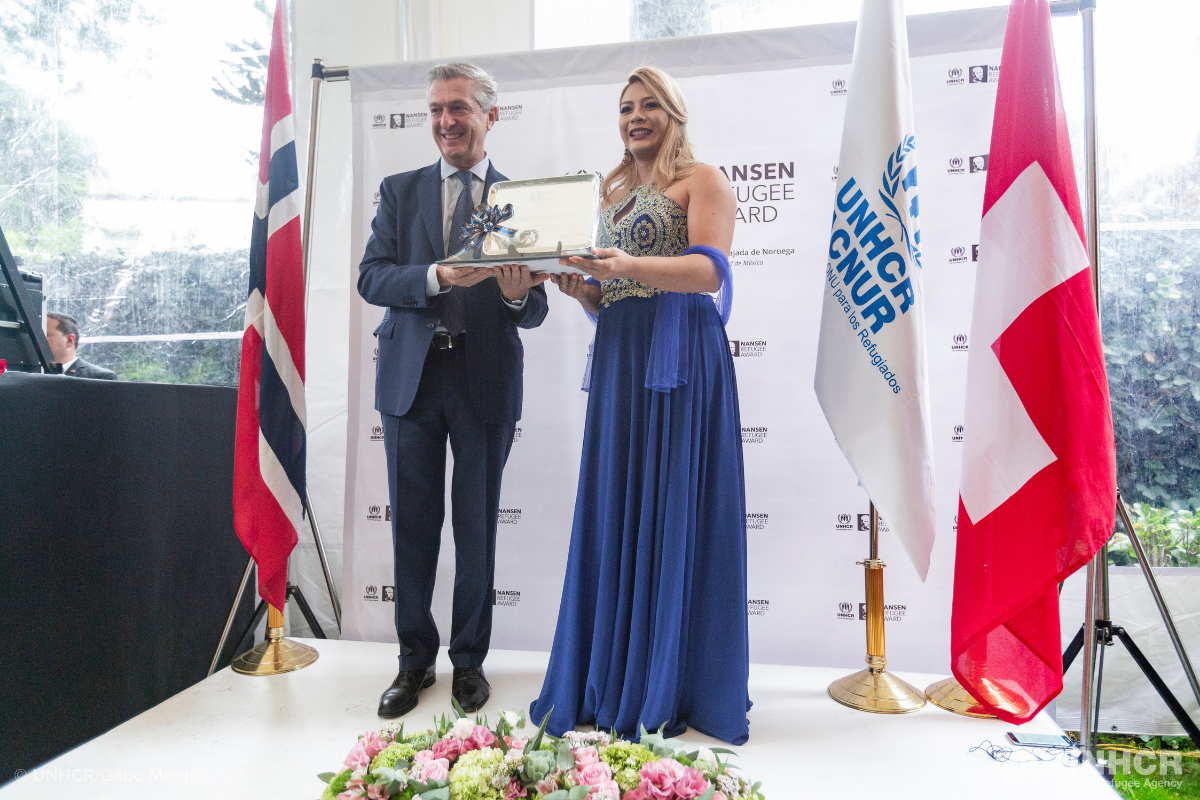 Bianka Rodríguez receiving UNHCR Nansen Award